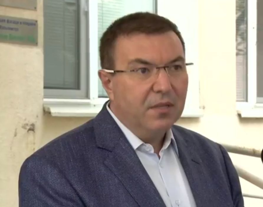 Здравният министър разкри ще се блокират ли пак градове с КПП-та заради К-19 