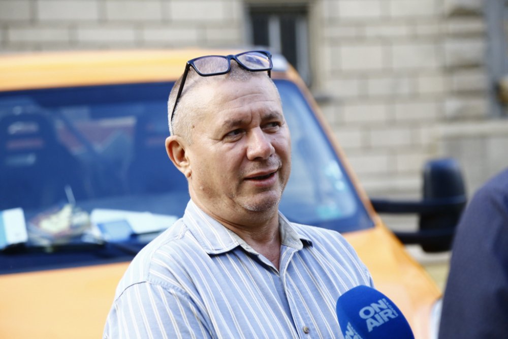 Напрежението ескалира! Едва в началото на протеста - бесен скандал и арест на гол мъж ВИДЕО
