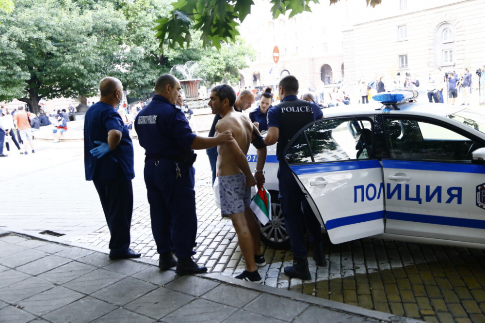 Напрежението ескалира! Едва в началото на протеста - бесен скандал и арест на гол мъж ВИДЕО