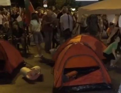 София осъмна мокра и блокирана, ето къде са тапите