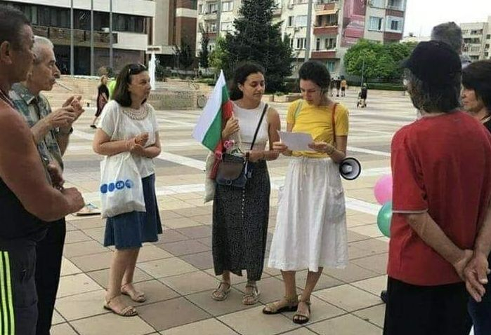 Андролова показа истината за "многолюдните" протести в страната 