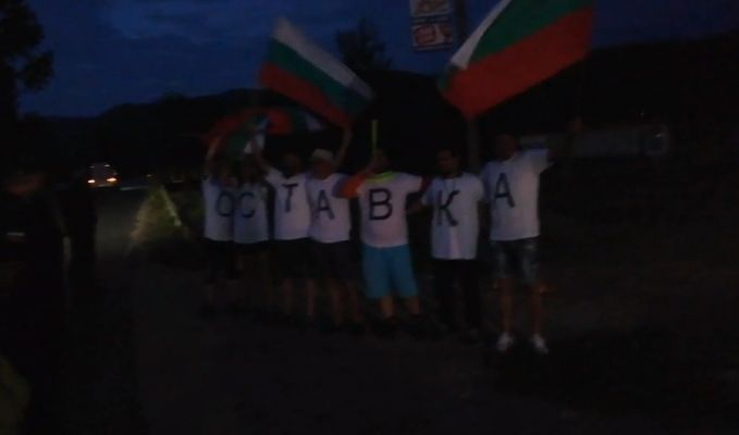 Шепа протестиращите опитаха да затворят Е-79