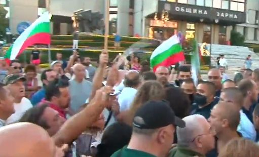 Извънредно! Напрежение пред Община Варна, президентът цъфна на протеста, там е и Портних ВИДЕО