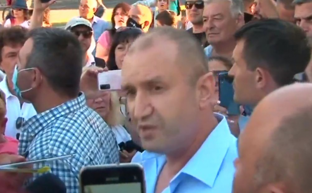 Извънредно! Напрежение пред Община Варна, президентът цъфна на протеста, там е и Портних ВИДЕО