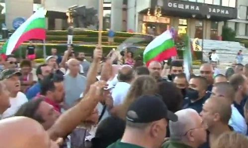 Контрапротест изненада президента във Варна 
