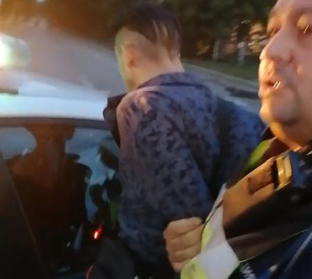Извънредно в БЛИЦ! Екшън на протеста с въоръжен с пистолет мъж на "Орлов мост" СНИМКИ
