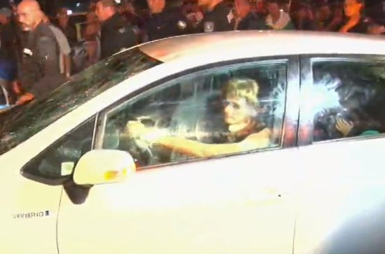 Зверство: Протестиращи трошат коли на бул. "Ситняково", блокираха майка с две деца, едното не спира да плаче ВИДЕО