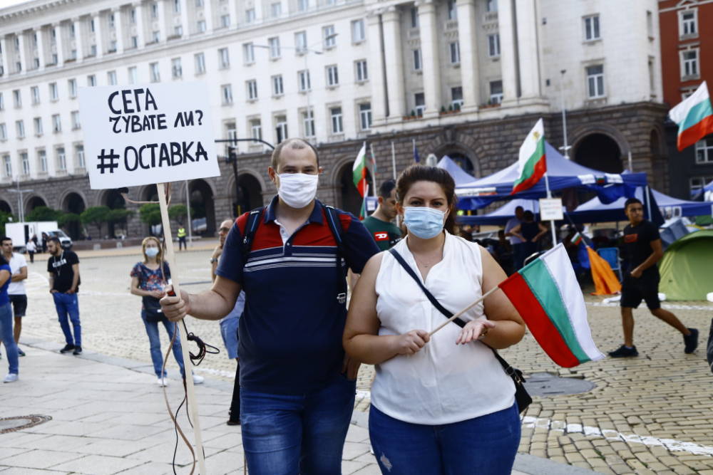 Рехав стар на протеста в София! "Отровното трио" пече нов пърформънс БЛИЦ TV 