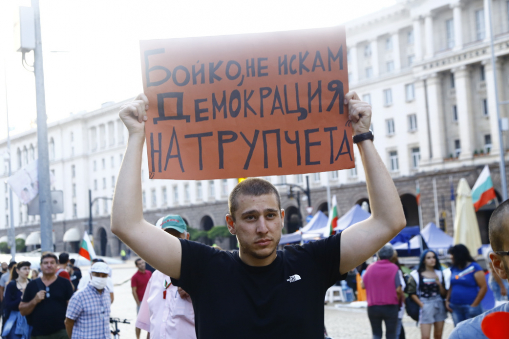 Рехав стар на протеста в София! "Отровното трио" пече нов пърформънс БЛИЦ TV 