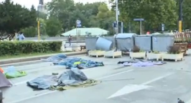 Бурята отвя палатките на протестиращите в София след екшъни с пияници СНИМКИ