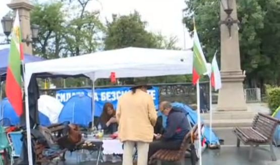 Бурята отвя палатките на протестиращите в София след екшъни с пияници СНИМКИ