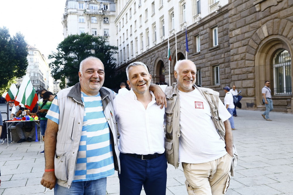 СДС: "Отровното трио" изгони хората от площада