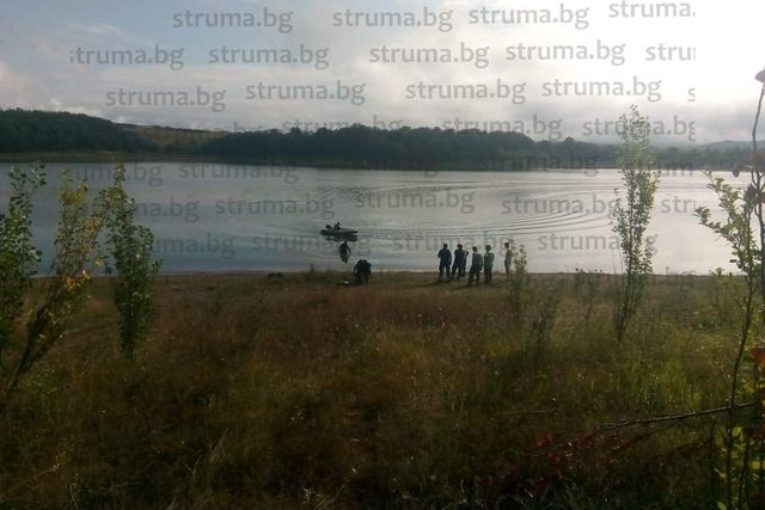 Водолази с лодки издирват трупа на Янек в язовир Дяково СНИМКА