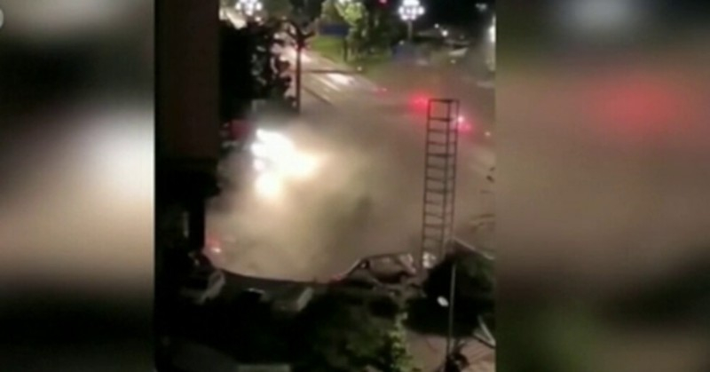 Ужас: Път пропадна и погълна 21 автомобила ВИДЕО