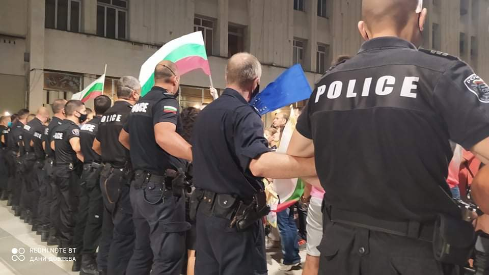 Пловдивски полицаи показаха как се вардят протестиращите! СНИМКИ