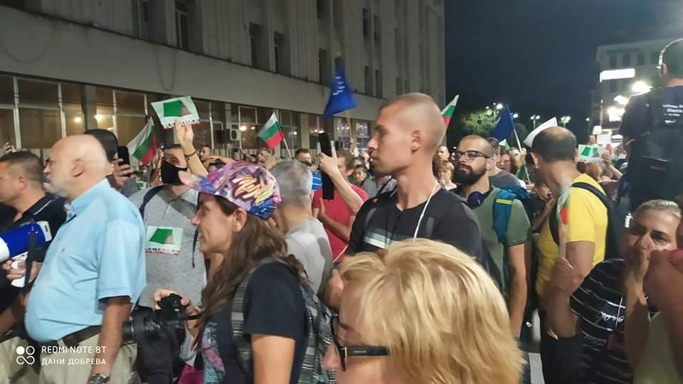 Пловдивски полицаи показаха как се вардят протестиращите! СНИМКИ