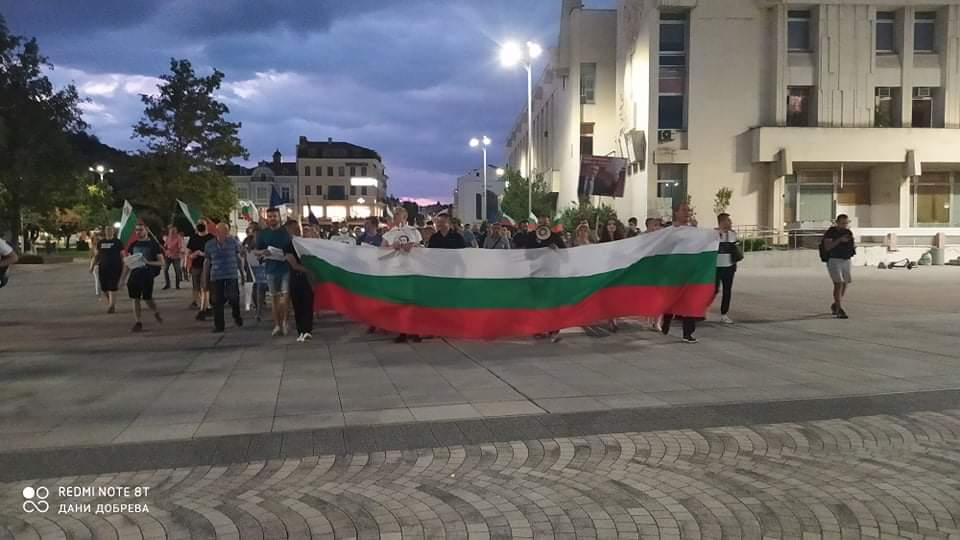 Пловдивски полицаи показаха как се вардят протестиращите! СНИМКИ