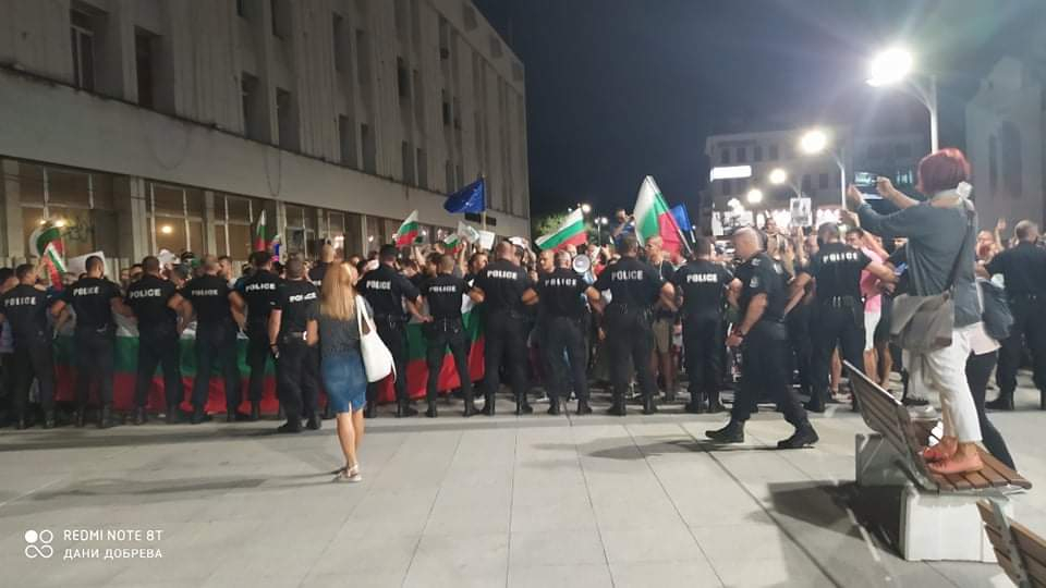 Пловдивски полицаи показаха как се вардят протестиращите! СНИМКИ