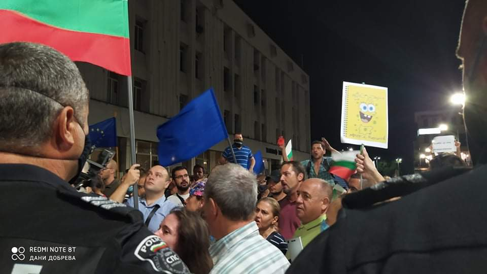 Пловдивски полицаи показаха как се вардят протестиращите! СНИМКИ