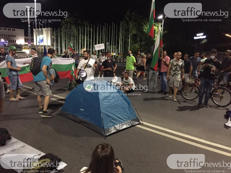 Спецакция в ранни зори в Пловдив заради блокада на протестиращи, а в София... СНИМКИ