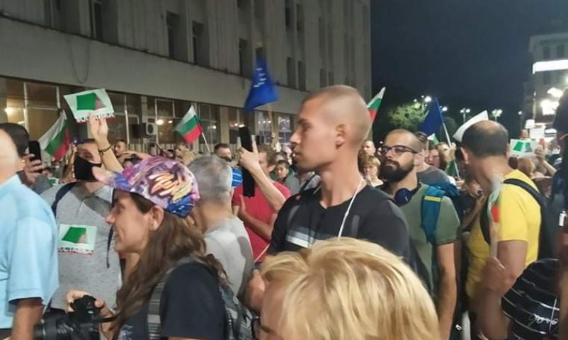 Криминални типове и пияни на протеста в Пловдив СНИМКИ