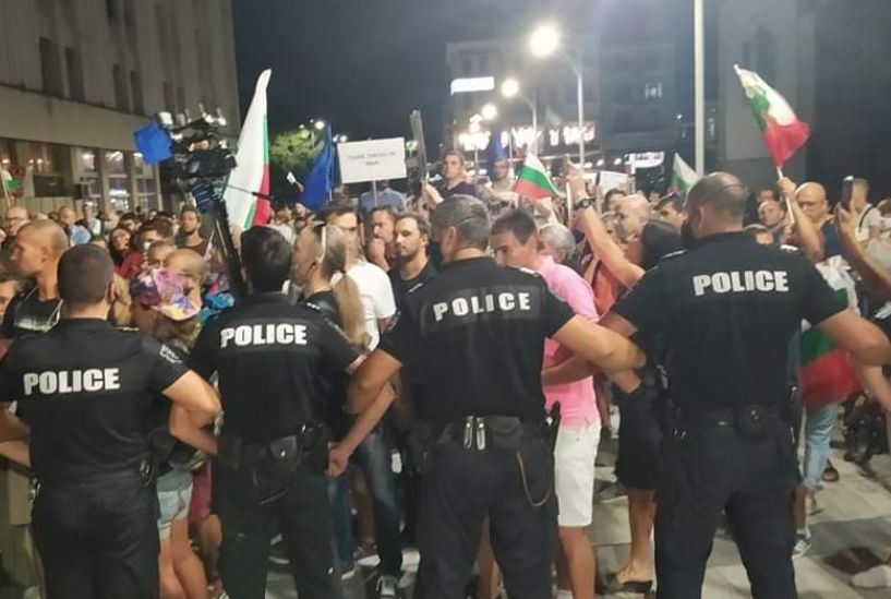 Криминални типове и пияни на протеста в Пловдив СНИМКИ