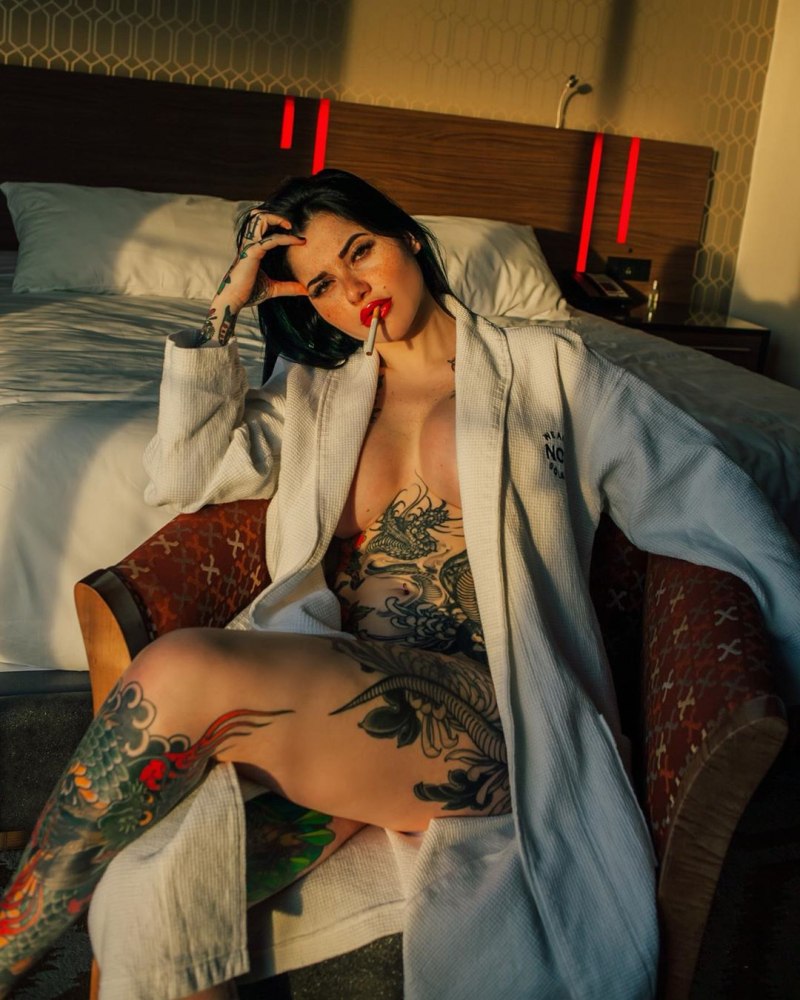 Татуирана красавица натрупа пачки с такива СНИМКИ 18+