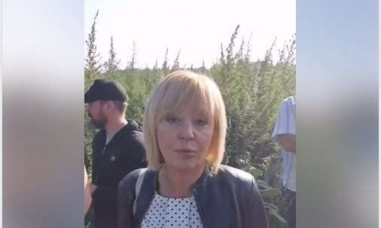 Мая Манолова с голяма издънка насред поле от коноп 