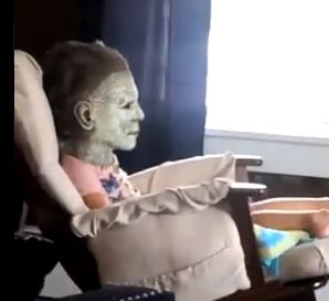 Майка засне дъщеря си на ВИДЕО и изплаши до смърт цялата мрежа 