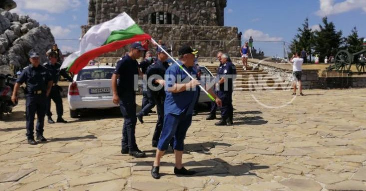 Акад. Георги Марков с тежки думи към вандалите, окупирали Паметника на свободата 