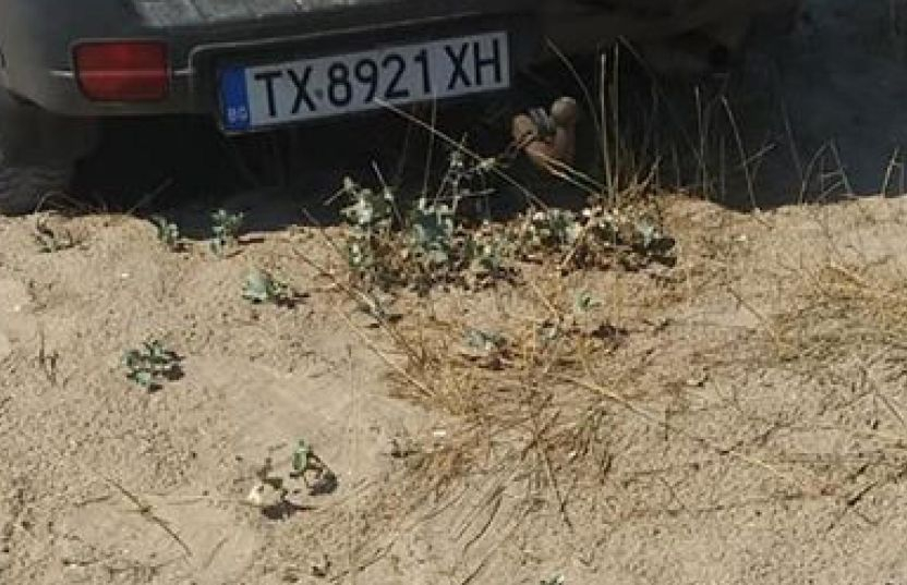 СНИМКИ показаха що за простотия става на дюните в Дуранкулак