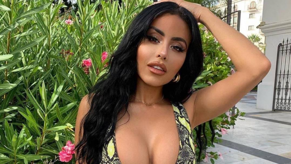 Моделка разгневи феновете си с развратен бански СНИМКИ 18+