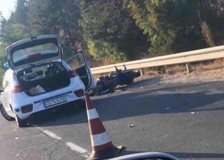 Зверско меле край Лозенец, моторист лежи на земята СНИМКИ 