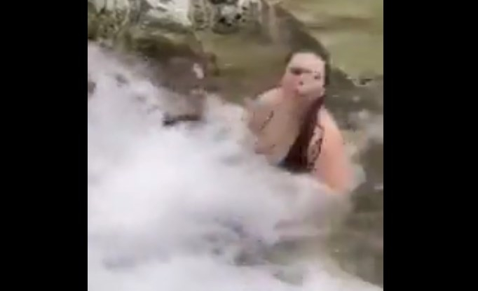 Девойка започна да пие вода от поточе, но мъж я изненада неприятно ВИДЕО