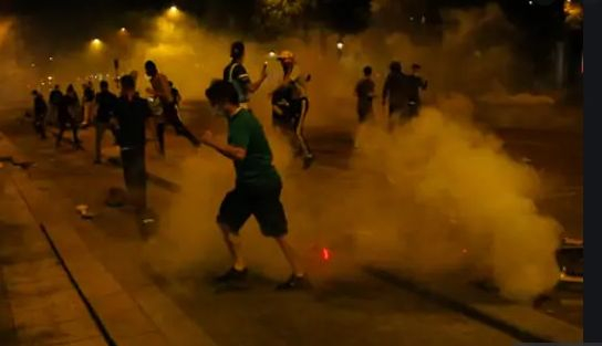 Феновете на ПСЖ устроиха масови безредици в центъра на Париж след финала ВИДЕО