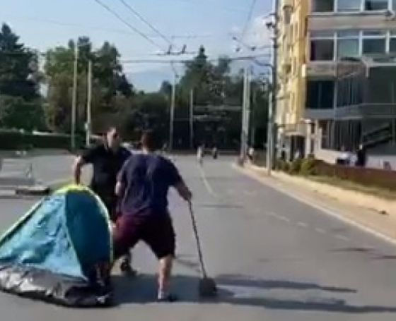 Уникално ВИДЕО в БЛИЦ от разчистването на блокадата пред СУ! СНИМКИ