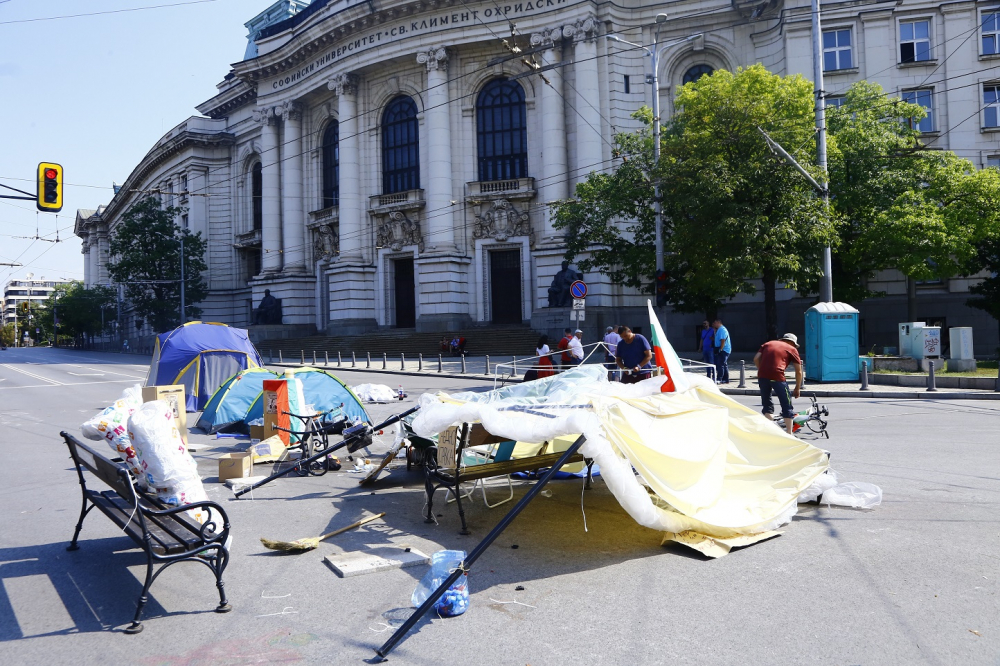 МВР позволи на шепа лумпени отново да блокират кръстовището на СУ СНИМКИ