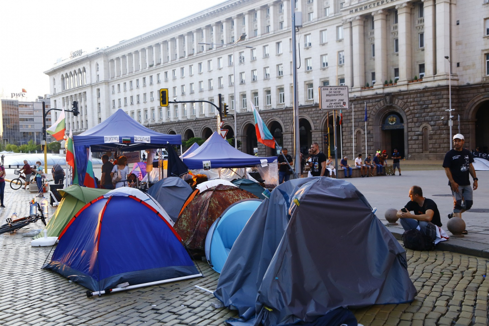 Столицата осъмна под блокада, но протестиращи готвят коварна изненада в...