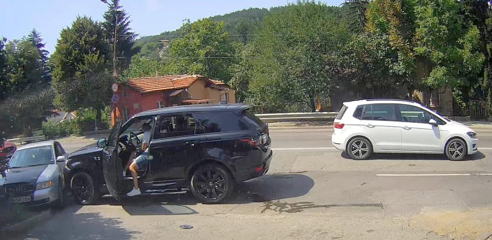 Първо в БЛИЦ: Странно меле с тузарски джип в София СНИМКА