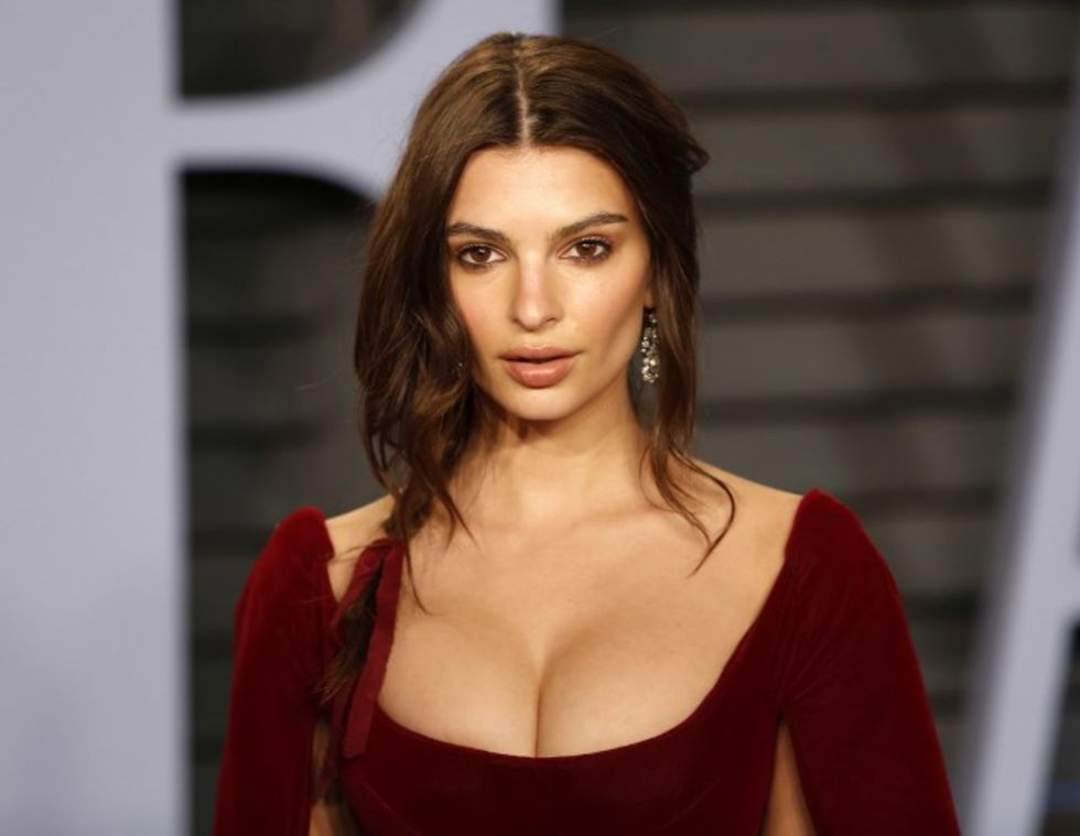 Емили Ратайковски се съблeче гола, за да си покаже интимната... СНИМКИ 18+