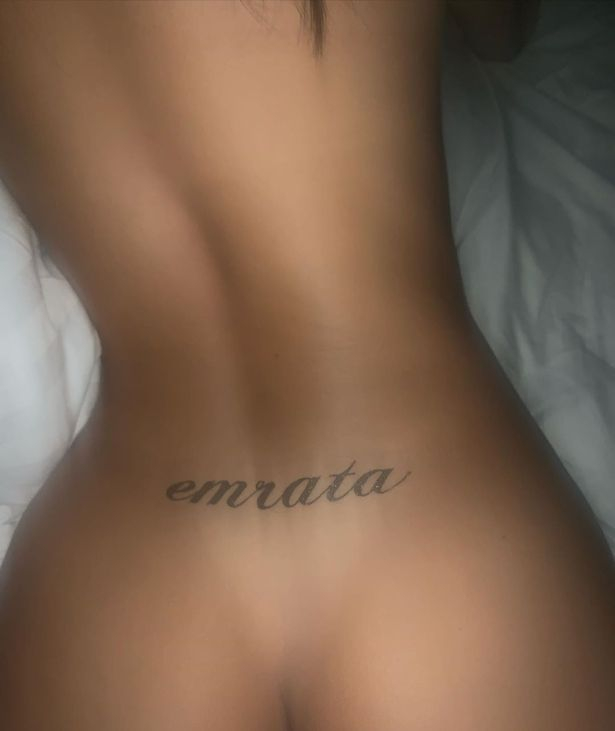 Емили Ратайковски се съблeче гола, за да си покаже интимната... СНИМКИ 18+