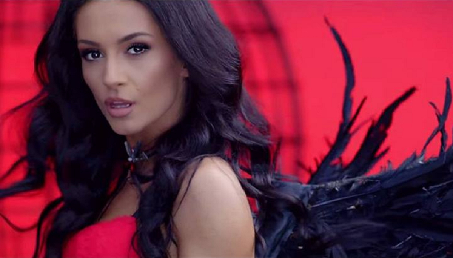 Фолкпевицата Джулия развя силиконките си на плажа СНИМКИ 18+