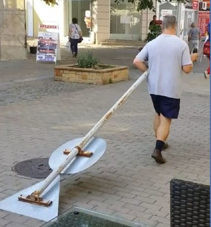Мъж с пътен знак под мишница втрещи русенци СНИМКИ 