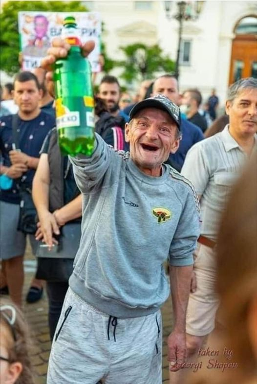 Стъки със силен призив: Да спрем пияниците, които в 19 ч се готвят да атакуват партийния дом!