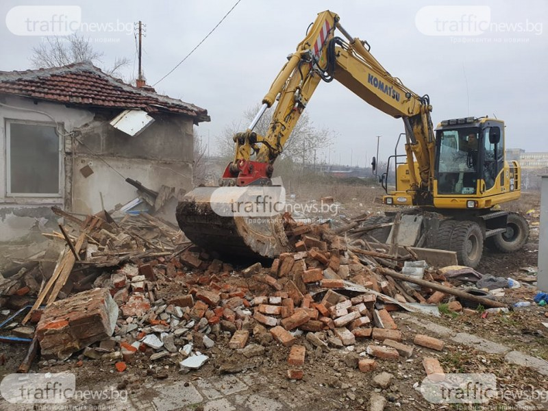 Багери нахлуха в пловдивската Арман махала, бутат наред СНИМКИ 