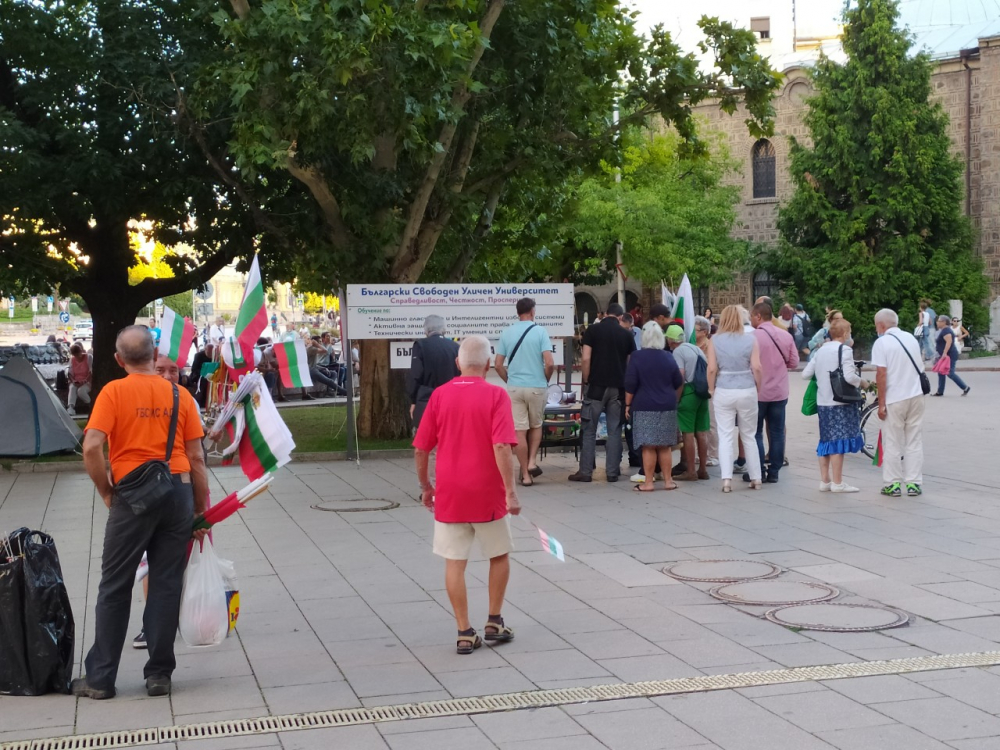 Деси Атанасова разби протестиращите с тези думи, а на улицата... СНИМКИ