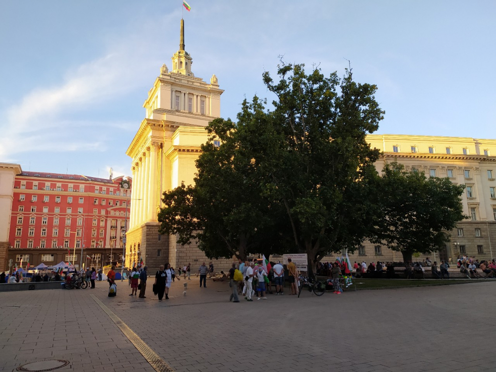 Деси Атанасова разби протестиращите с тези думи, а на улицата... СНИМКИ