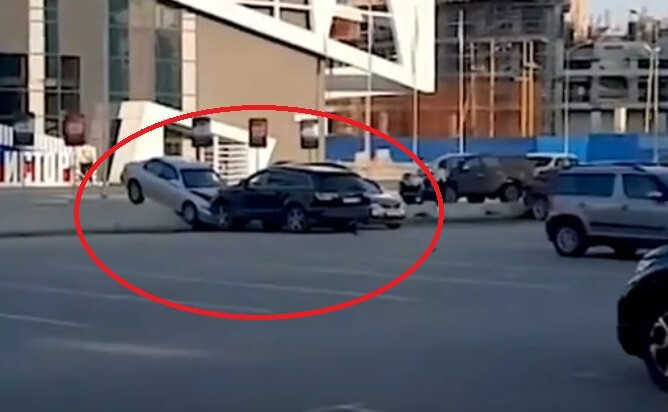 Мъж изпадна в ярост от съпругата си и й отмъсти в страшен екшън ВИДЕО