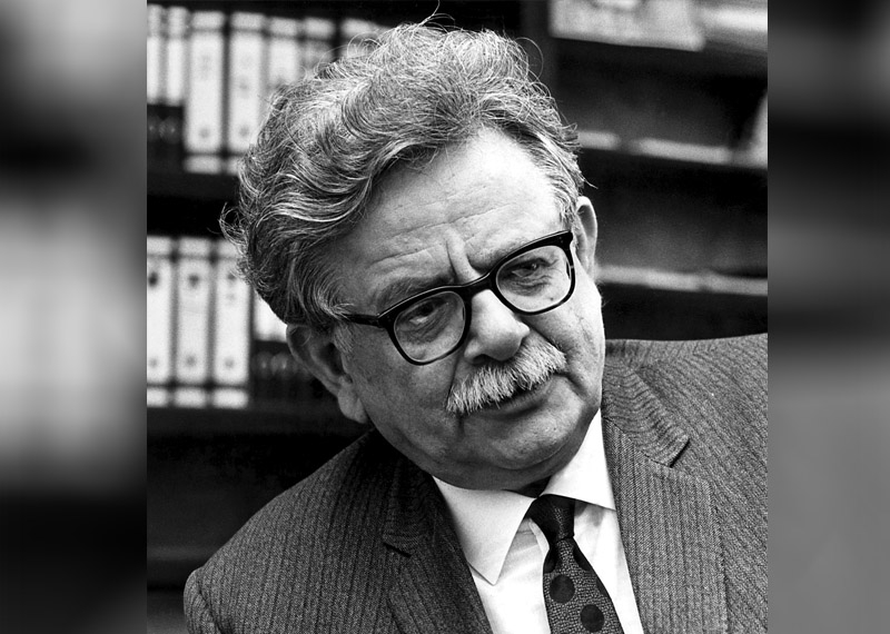 Нобелистът Елиас Канети дарявал  майка си само с червени рози, за да й напомнят за България