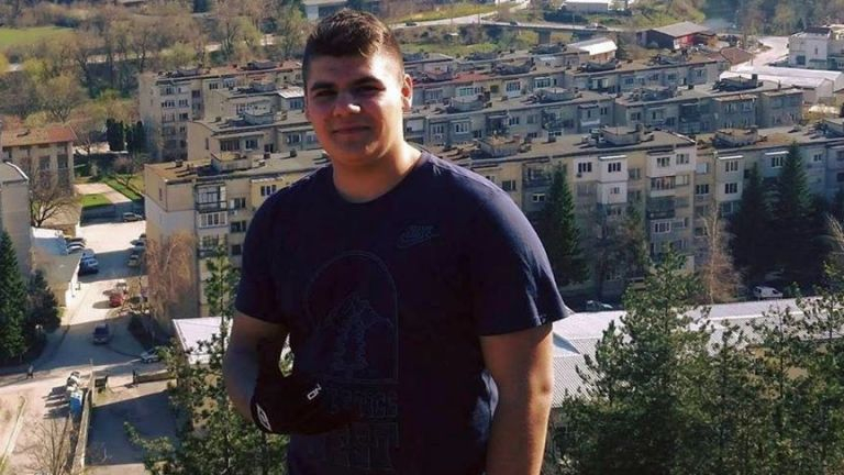 Извършена е аутопсия на починалия с К-19 абитуриент Христо Денев 